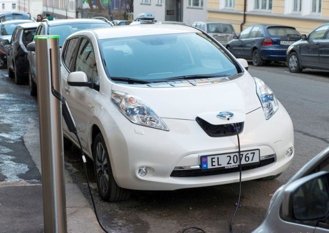 NISSAN_Leaf_white_electric_car_pic-5