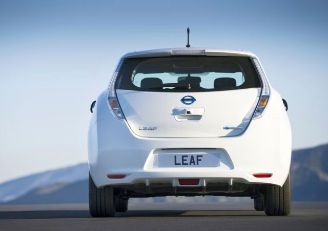 NISSAN_Leaf_white_rear_pic-2