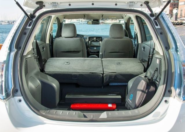 NISSAN_Leaf_white_trunk_pic-6