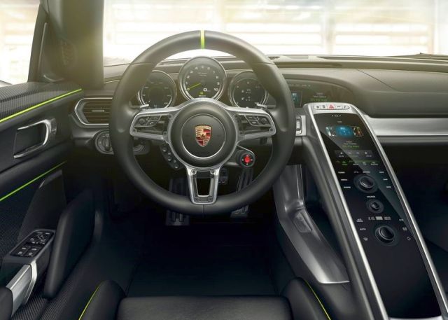 PORSCHE_918_SPIDER_silver_steeringwheel_pic-4