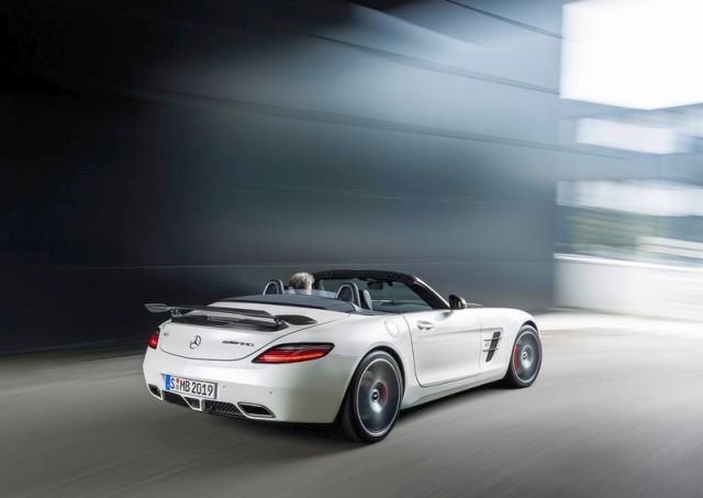 Roadster_MERCEDES_SLS_AMG_FINAL_EDITION_white_rear_pic-4