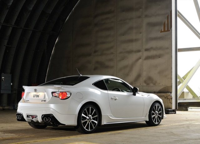 White_TOYOTA_GT86_TRD_pic-3