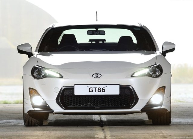 White_TOYOTA_GT86_TRD_pic-4