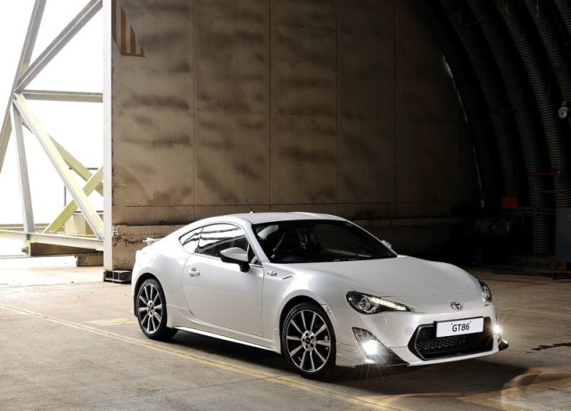 White TOYOTA GT86 TRD